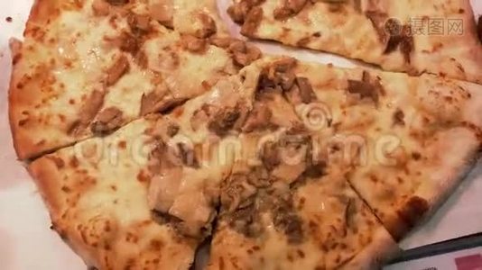 新鲜出炉的意大利大比萨饼和蘑菇、西红柿和奶酪视频
