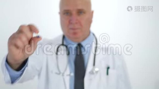 医生推荐新的治疗方法，他手里拿着一片彩色药片视频