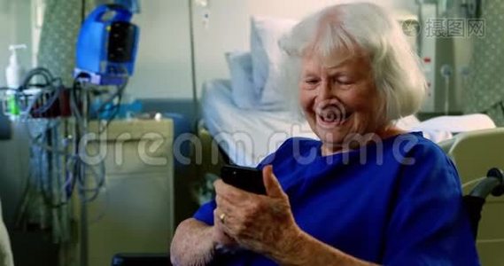 老年患者使用手机4k.视频