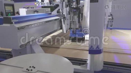 大型现代木工机械，数控机床切割工件。 加工数控机床视频