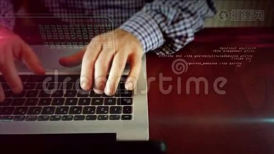 有媒体播放器的人在笔记本电脑键盘上写字视频