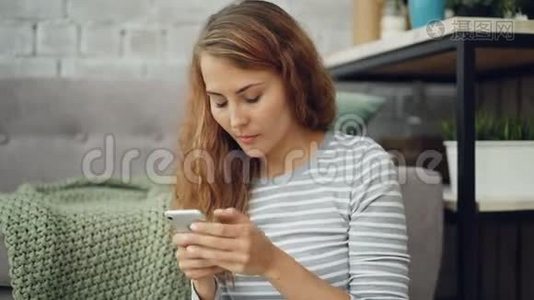 年轻漂亮的女人正在网上购物，用智能手机用银行卡购物，女孩拿着卡，视频