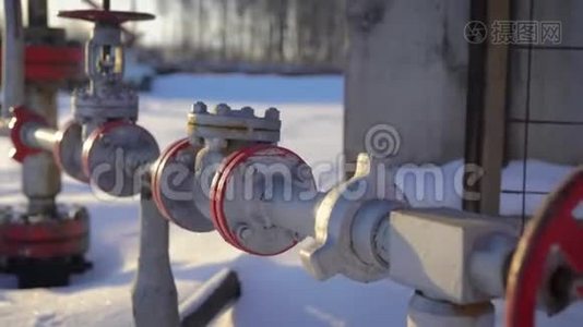冬季野外工业煤气管道的特写。视频
