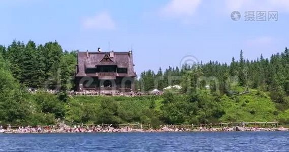 在一个夏天，在波兰塔特拉斯的山湖上与一群游客一起观看小屋。 时间推移视频