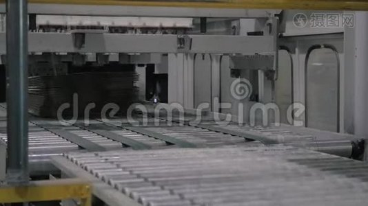 工厂现代传送带上折叠纸板箱视频