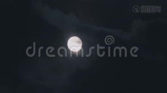 夜晚的满月伴随着云，时间。 云在夜晚经过月亮。视频