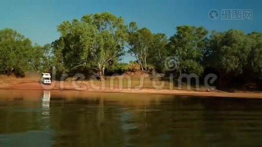 大篷车在水中溅起波浪视频