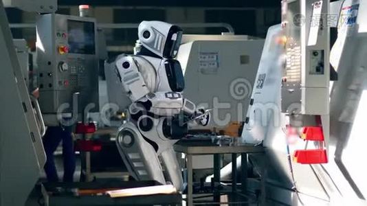 一种机器人在平板电脑上使用工厂机器。视频