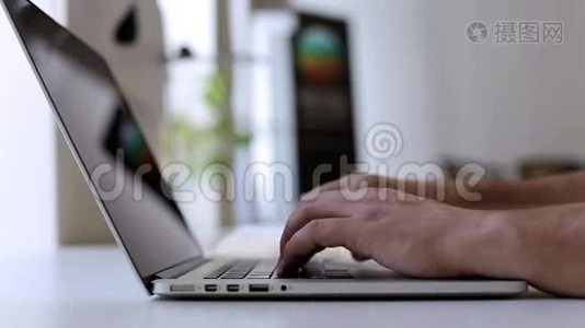 一个在笔记本电脑上工作并分析图表的人视频