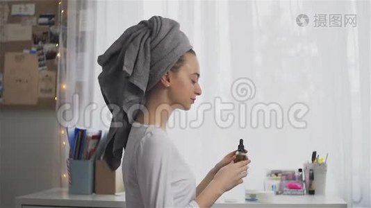 头上戴毛巾的女人，脸上涂油剂视频