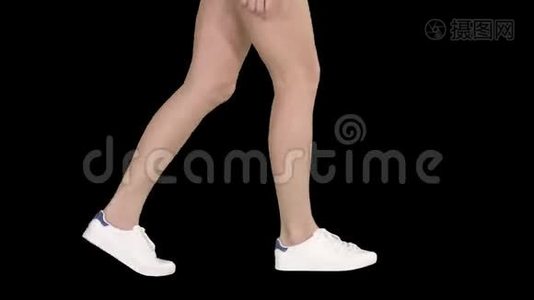 穿着白色运动鞋行走的女性脚，阿尔法海峡视频