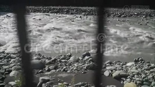 风雨交加的山河。视频