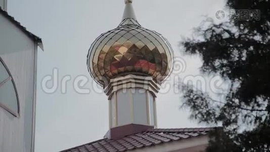 教堂顶天立地的美丽金色圆顶..视频