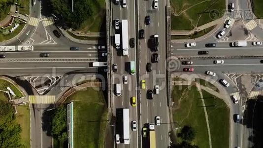 公共汽车、汽车、卡车的城市交叉口的俯视图。 白天交通，大波利斯的十字路口。视频