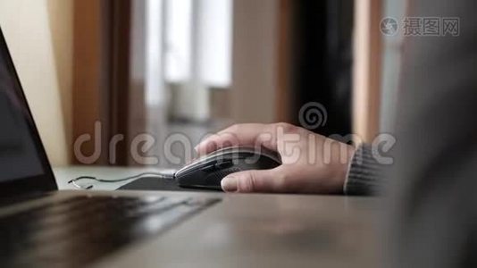 用电脑鼠标特写一个指甲脏的女孩。视频
