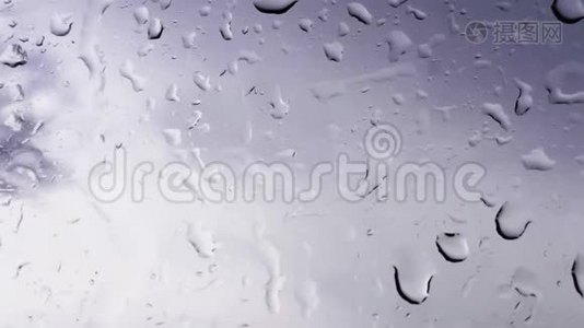 窗户玻璃上溅起了雨水视频