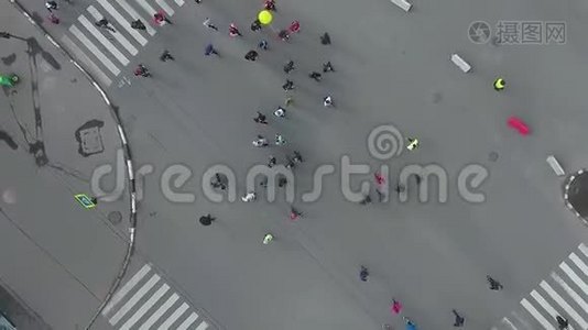 从高空拍摄的与城市马拉松赛跑的人的道路交叉口视频