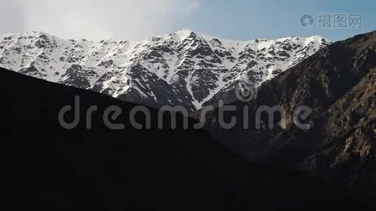 雪山迎着多云的天空.视频