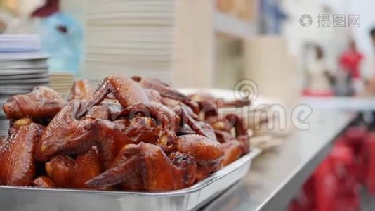 在当地夜市烹饪街头美食.. 4k视频