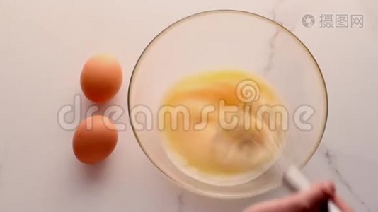 将鸡蛋放在大理石桌上的碗中，作为自制食品平躺、顶景食品品牌视频平躺和视频