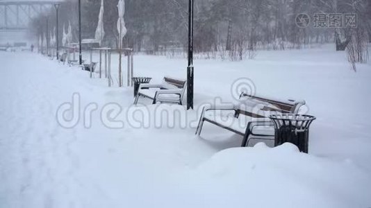 雪下的长凳和路灯视频