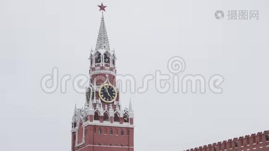 莫斯科，俄罗斯-2018年12月：在冬季多云的天空中倾斜斯帕斯卡亚钟楼和莫斯科克里姆林宫的墙壁视频