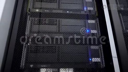 超级电脑相机在运动。 数据中心机架蓝光。 大数据和信息技术理念..视频
