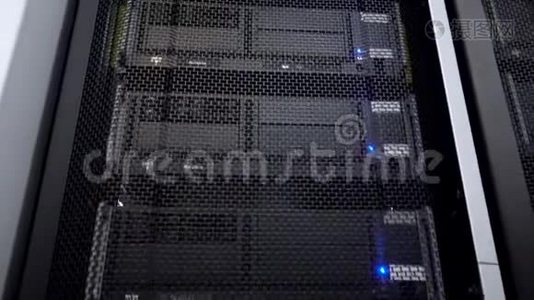 超级电脑相机在运动。 数据中心机架蓝光。 大数据和信息技术概念视频
