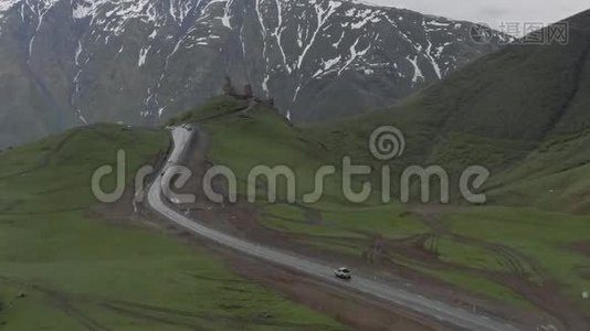 汽车驾驶Kazbegi山脉Gergeti三一教堂格鲁吉亚无人机飞行视频