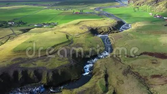 飞越冰岛南部的斯科加尔河，在标志性的斯科加沃斯瀑布前.. 空中无人机视野视频