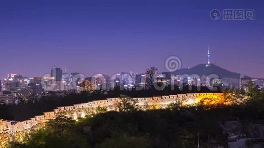 首尔市将首尔塔和旧墙夜景，韩国。视频