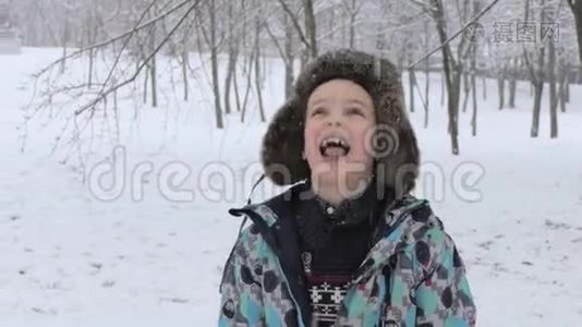 男孩喜欢下雪视频