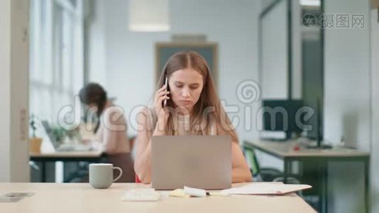 商业女性在电脑工作。 愤怒的人在处理文件。视频