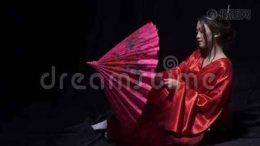 害羞的亚洲女士坐在地板上打开一把伞视频