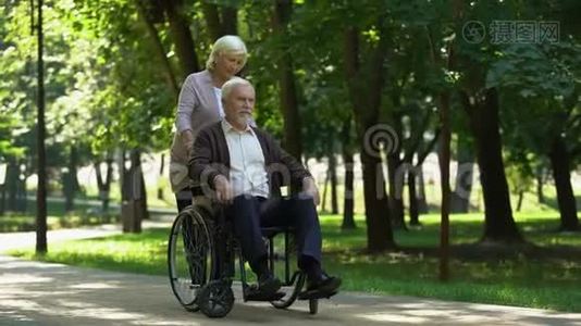 成年夫妇在公园散步，妻子亲吻残疾丈夫，康复视频