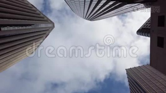 摩天大楼在大风中仰望云视频