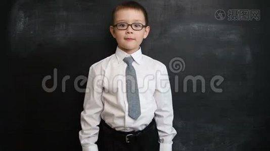 小男孩站在专横的姿势，直视镜头。 创意理念回校学习.. 学前教育视频