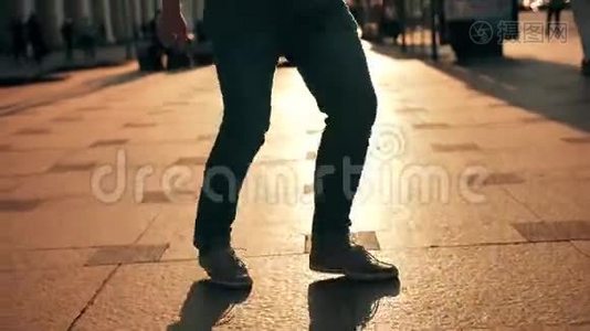 欢快的年轻胖男在城市的黄昏灯光下在户外跳舞。视频