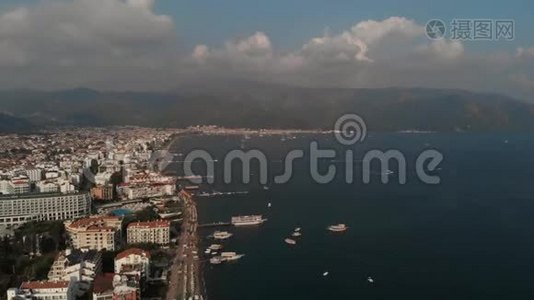 相机沿着地中海的城市海滩海岸飞行。 空中景观视频