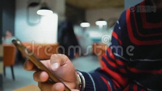 最新消息，印度小伙`智能手机上的网页滚动视频