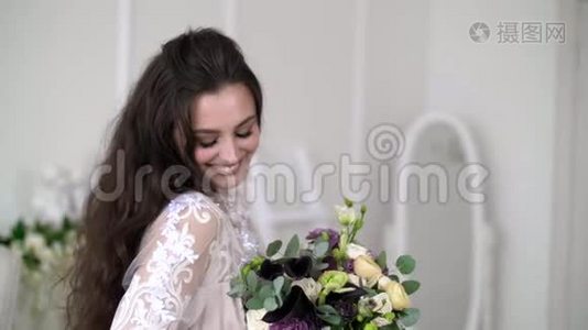 新娘穿婚纱的肖像。 优雅的新娘带着鲜花视频