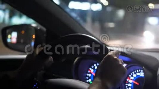 出租车司机，城市灯光，夜轮车速度视频