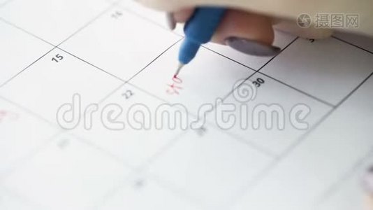 女人`用红笔书写日历开始节食视频