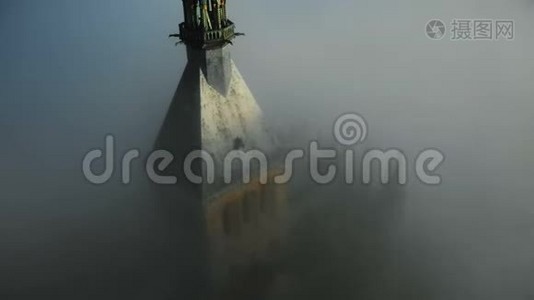 大气空中特写镜头神秘的圣米歇尔岛城堡修道院覆盖着深灰色的云层。视频