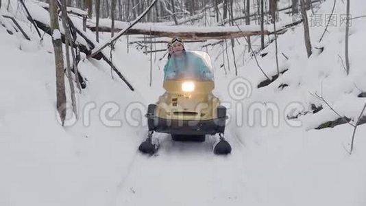 冬季森林。 乘坐雪上摩托的年轻人沿着特殊的轨道行驶视频