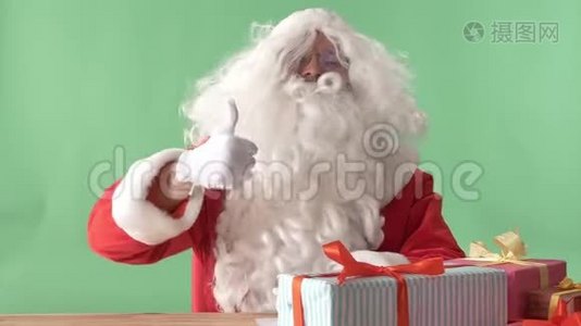 圣诞老人像个标志，摇着头，背景色很浓视频
