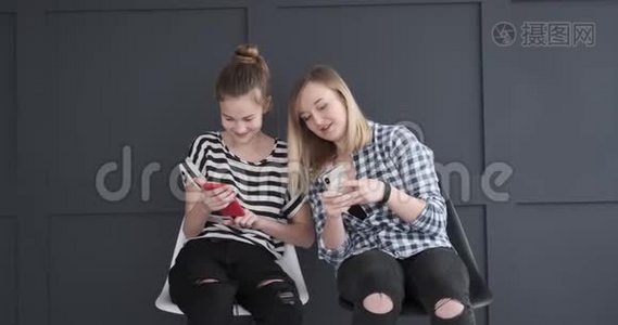 两个十几岁的女孩用手机视频