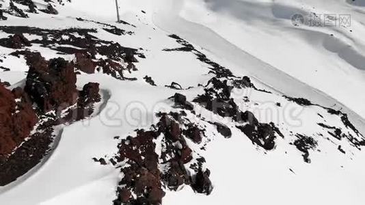 冬季埃尔布鲁斯度假胜地高加索高山缆车和滑雪坡的鸟瞰图视频