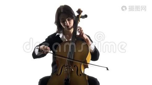 音乐家女孩演奏中提琴，排练一篇作文。 白色背景视频