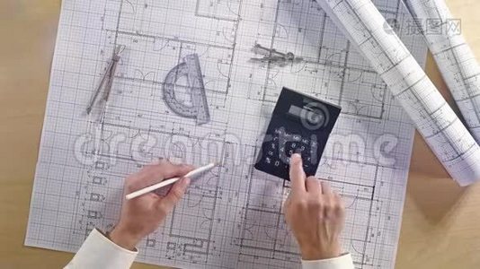建筑师在建筑蓝图上使用计算器，用铅笔、尺子、圆规和方形平面-4KUH视频